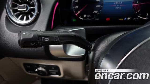 Mercedes-Benz GLB-Class 2024 — Photo 17/31