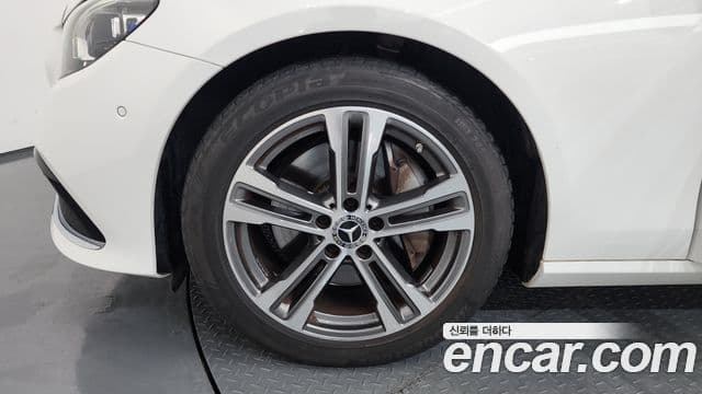 Mercedes-Benz E-Class 2021 — ფოტო 5/20
