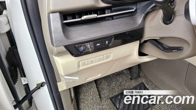 Kia Carnival 2021 — ფოტო 16/20