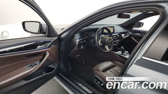 BMW 5 Series 2019 — ფოტო 10/20