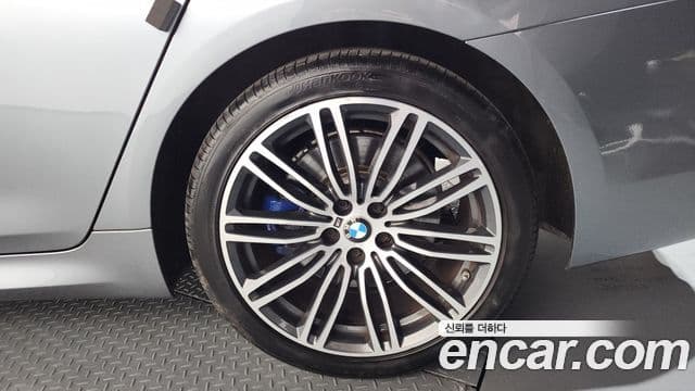 BMW 5 Series 2019 — Şəkil 32/33