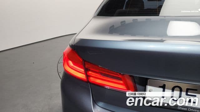 BMW 5 Series 2019 — Şəkil 28/33