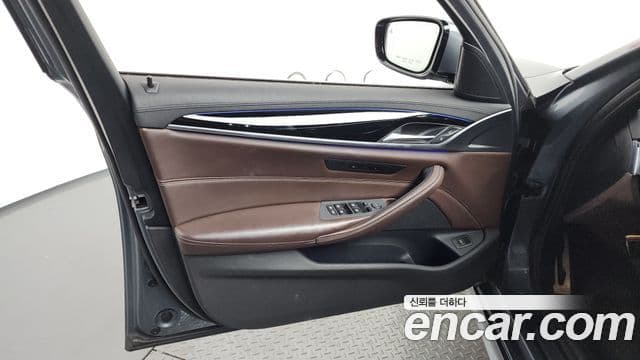 BMW 5 Series 2019 — Şəkil 2/33