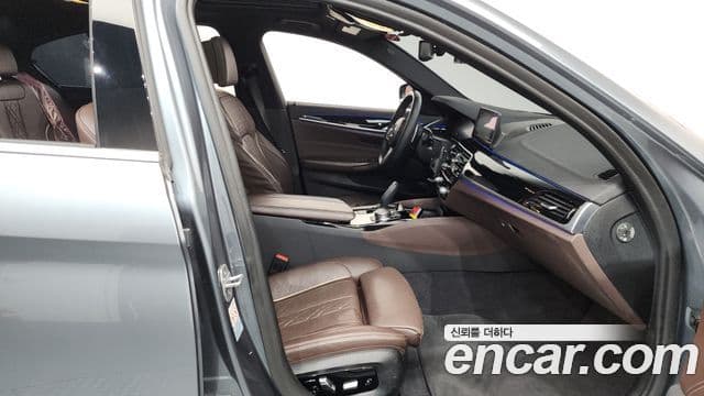 BMW 5 Series 2019 — Şəkil 33/33