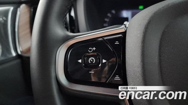 Volvo XC60 2024 — ფოტო 17/20