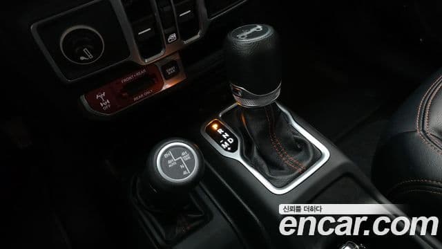 Jeep Wrangler 2018 — ფოტო 8/20