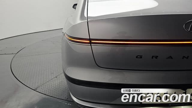 Hyundai Grandeur Hybrid 2023 — Photo 28/34