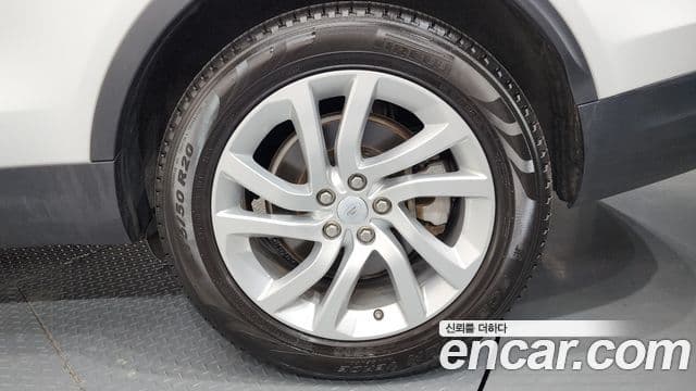 Land Rover Discovery 5 2019 — Şəkil 8/39