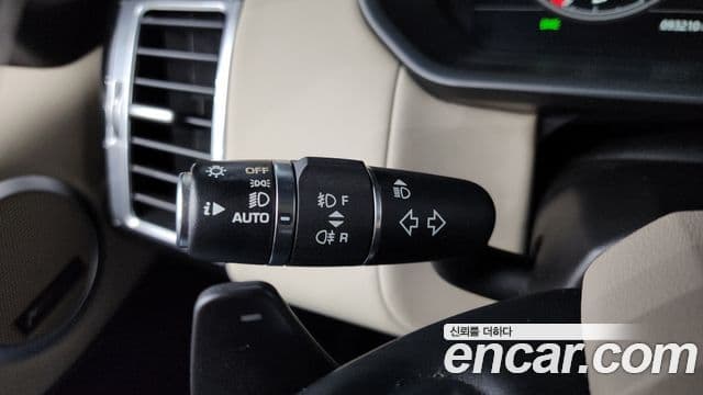 Land Rover Discovery 5 2019 — Şəkil 25/39