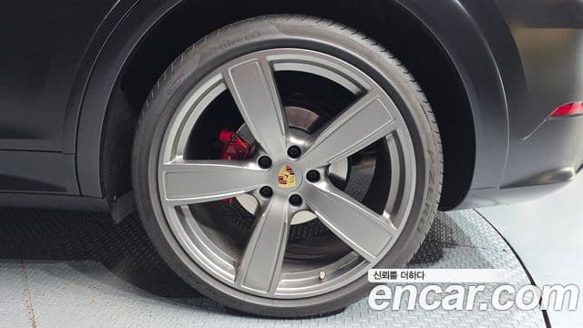 Porsche Cayenne 2023 — Photo 17/34