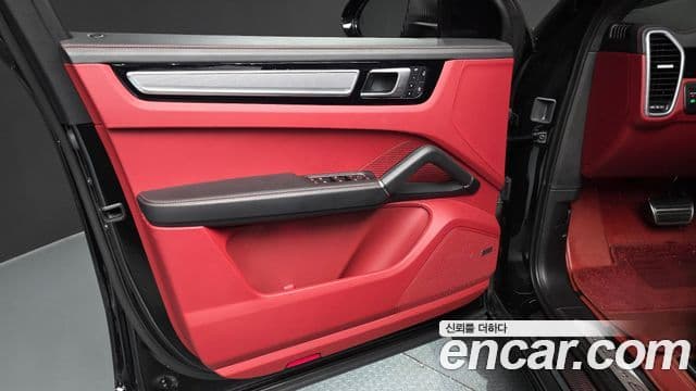 Porsche Cayenne 2023 — Photo 26/34