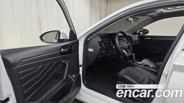 Volkswagen Jetta 2023 — Şəkil 8/20