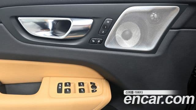 Volvo XC60 2025 — Photo 1/33
