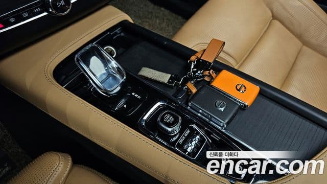 Volvo XC90 2021 — ფოტო 9/20