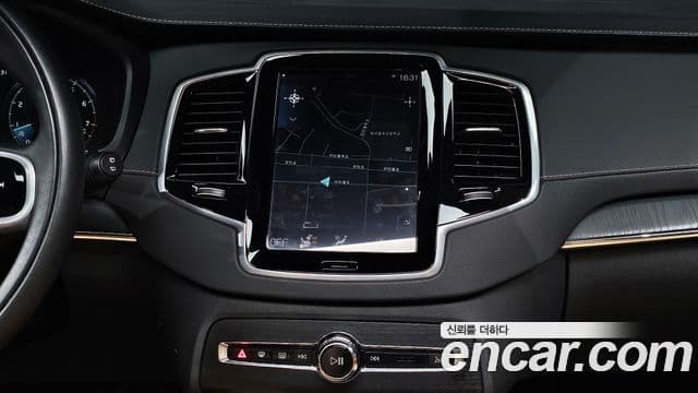Volvo XC90 2021 — ფოტო 14/20