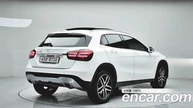 Mercedes-Benz GLA-Class 2019 — Şəkil 13/20