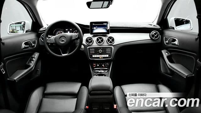 Mercedes-Benz GLA-Class 2019 — Şəkil 8/20
