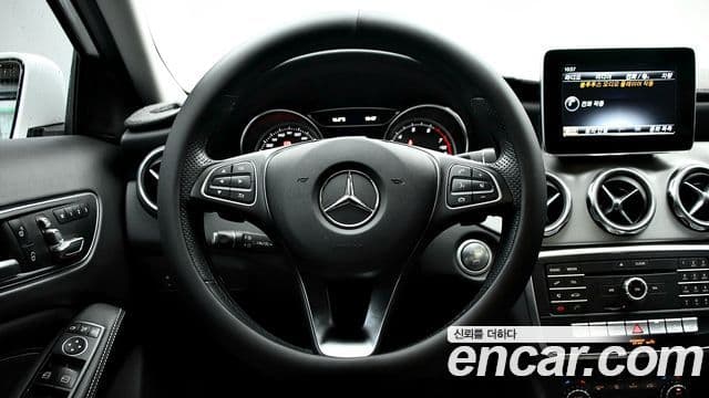 Mercedes-Benz GLA-Class 2019 — Şəkil 16/20