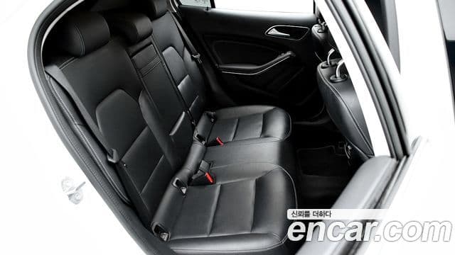 Mercedes-Benz GLA-Class 2019 — Şəkil 17/20