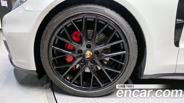 Porsche Panamera 2018 — Photo 29/30