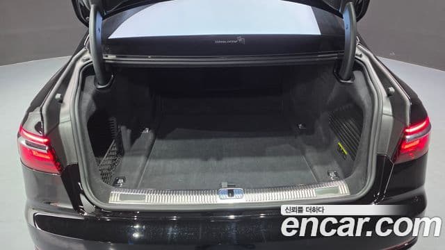 Audi A8 2021 — ფოტო 17/20