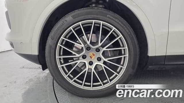 Porsche Cayenne 2023 — Photo 16/20
