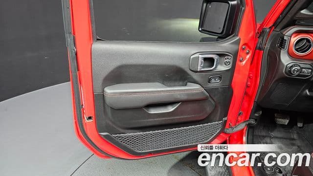 Jeep Wrangler 2021 — ფოტო 17/30
