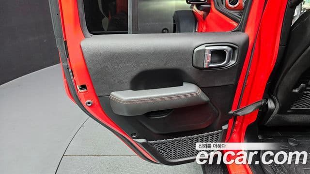 Jeep Wrangler 2021 — ფოტო 29/30
