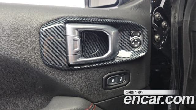 Jeep Wrangler 2021 — ფოტო 13/20