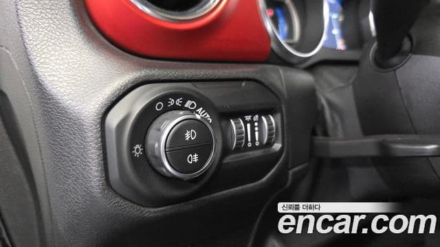 Jeep Wrangler 2021 — ფოტო 14/20