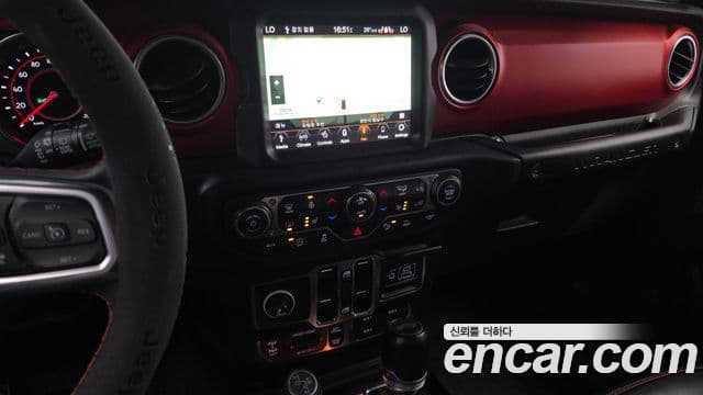 Jeep Wrangler 2021 — ფოტო 16/20