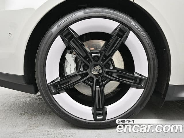 Porsche Taycan 2025 — Photo 17/20