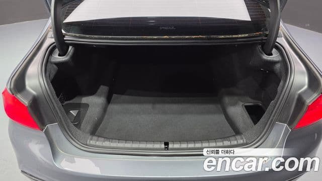 BMW 5 Series 2019 — ფოტო 18/20