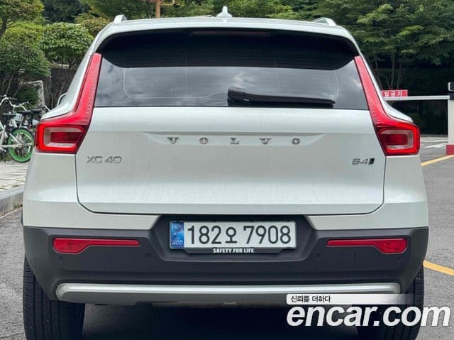 Volvo XC40 2024 — ფოტო 4/20