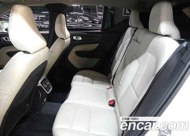 Volvo XC40 2024 — ფოტო 10/20