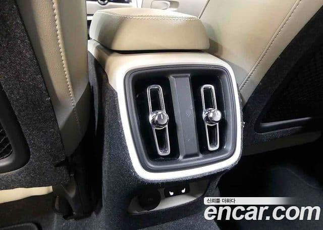 Volvo XC40 2024 — ფოტო 16/20