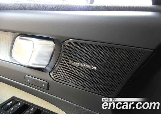 Volvo XC40 2024 — ფოტო 17/20