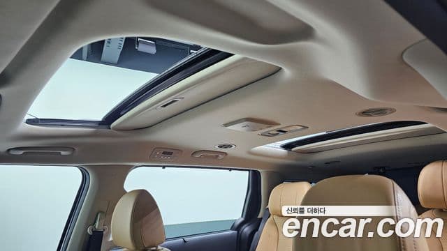 Kia Carnival 2023 — Фото 18/20