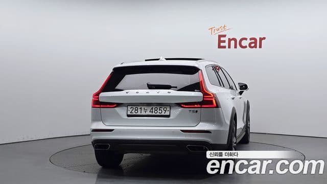 Volvo V60 Cross Country 2020 — Фото 4/20