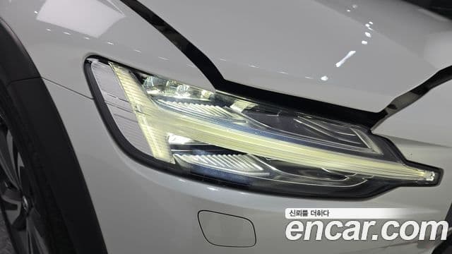 Volvo V60 Cross Country 2020 — Photo 28/35