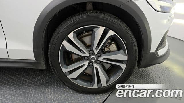 Volvo V60 Cross Country 2020 — Photo 19/35