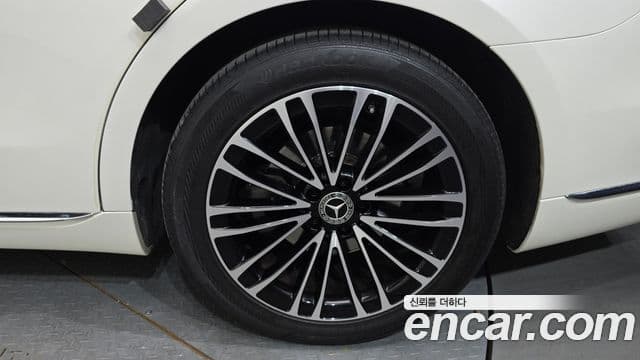 Mercedes-Benz S-Class 2021 — Photo 19/37