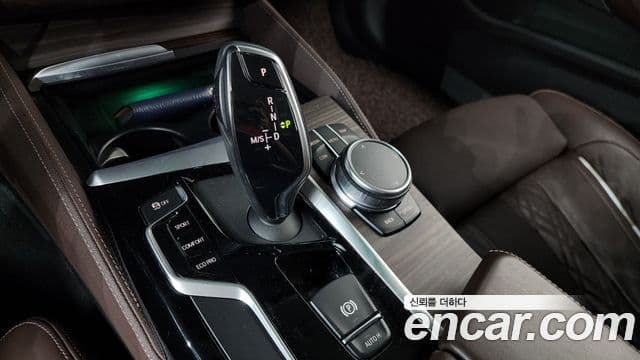 BMW 5 Series 2019 — Şəkil 9/20
