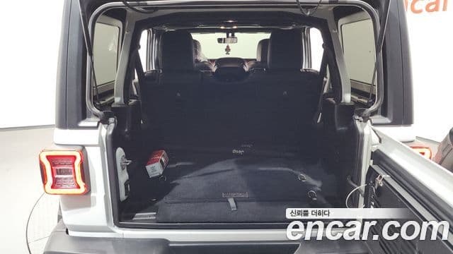 Jeep Wrangler 2020 — ფოტო 18/20