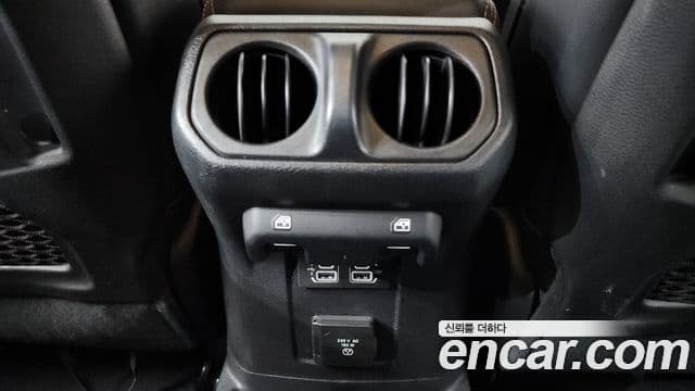 Jeep Wrangler 2020 — Photo 27/34