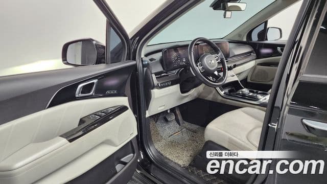 Kia Carnival 2021 — фото 10 из 19