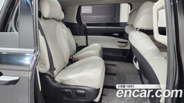 Kia Carnival 2021 — фото 11 из 19