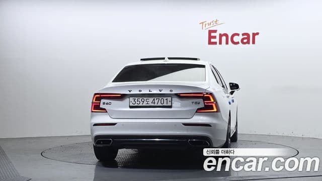 Volvo S60 2020 — ფოტო 4/20
