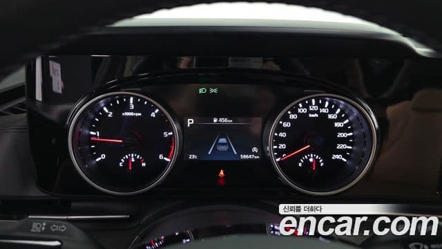 Kia Carnival 2023 — ფოტო 8/20