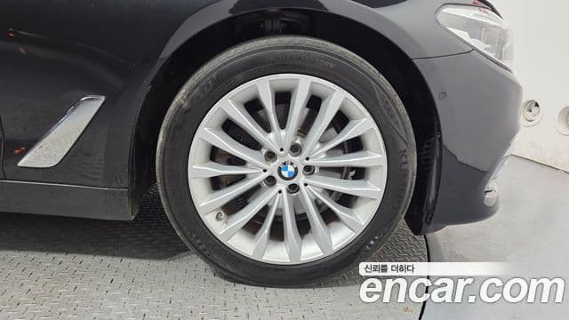 BMW 5 Series 2020 — Photo 19/32